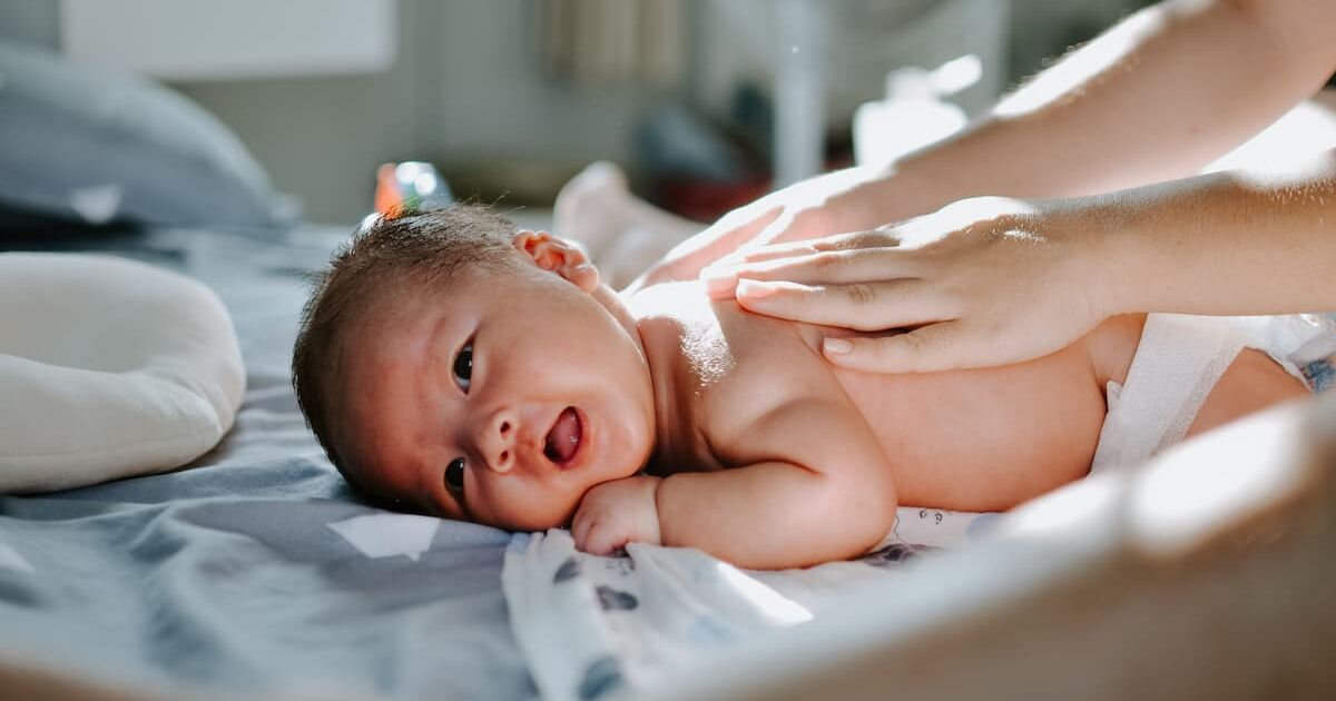 Experto exige: Cualquiera que cambie pañales debe pedir permiso al niño